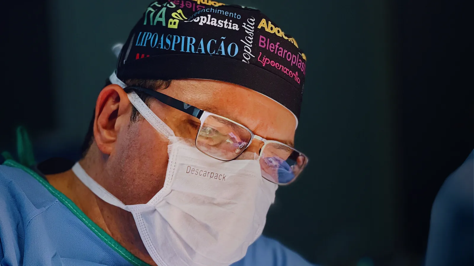 Dr. Augusto Valente operando no bloco cirúrgico durante a imersão