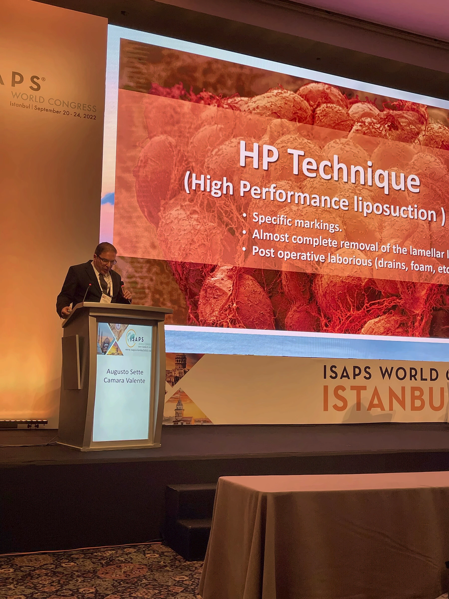 Dr. Augusto Valente apresentando slides técnicos da técnica HP (High Performance liposuction) no ISAPS World Congress, em Istambul